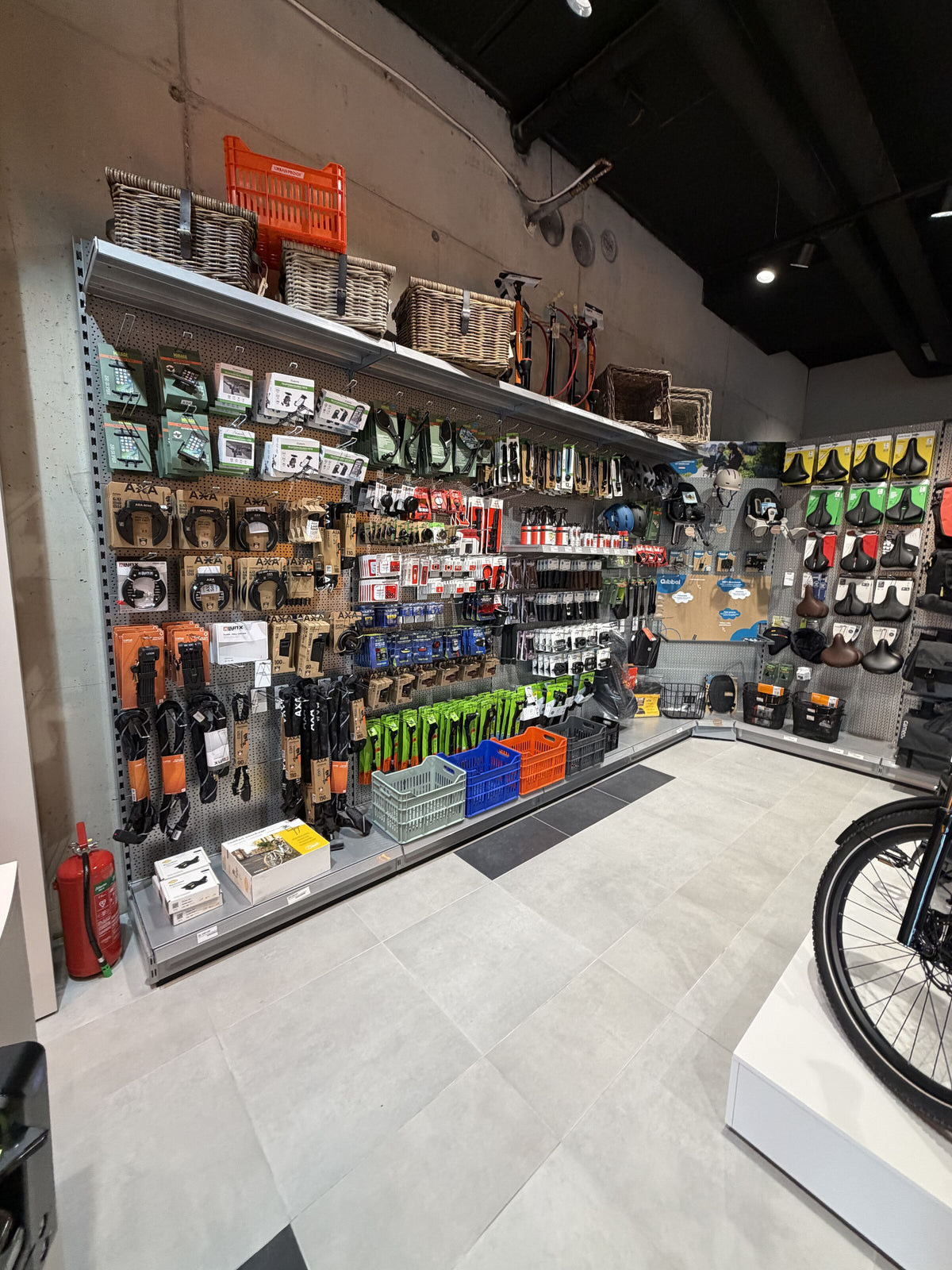 Accessoirewand in de DailyRide winkel met sloten, pompen, manden en zadels